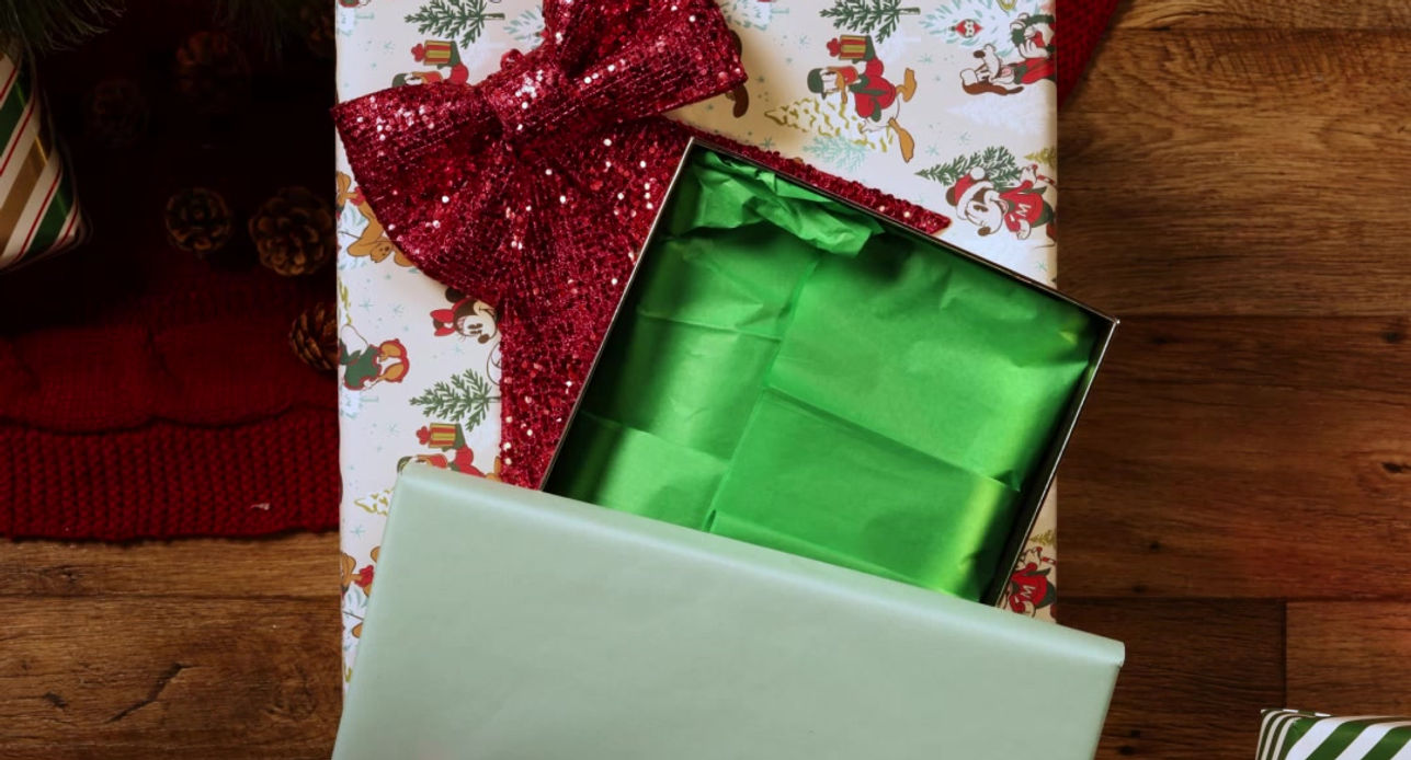 Disney Springs Holiday Unwrap 1x1_1107